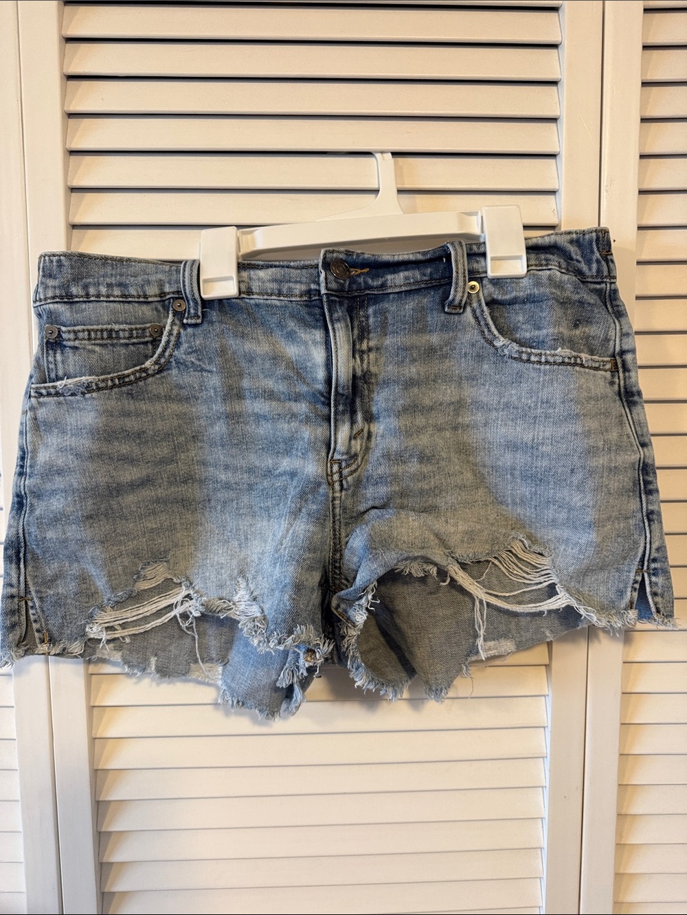 Aerie Light Blue Distressed Denim Shorts - Casual Women's Cutoffs